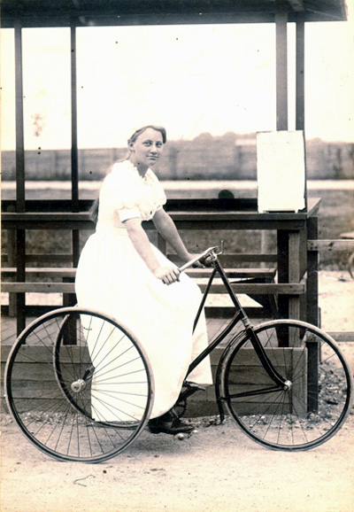 Ellen Hørup was a good sport in her youth. The second women in Denmark on a bike and the first women racer. There was so much drive in Ellen Hørup that she had to compete with men. 