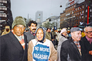Delegerede fra verdensfredskongressen under fredsdemonstrationen ved Rådhuspladsen i København 1986.