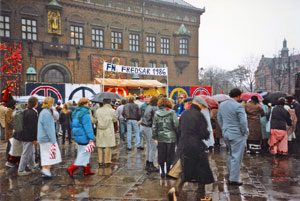 Fredsdemonstrationen ankommer til Rådhuspladsen i København 1986.
