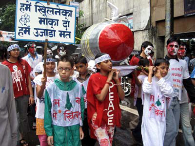 Mindedemonstration for Hiroshima i Mombay, Indien