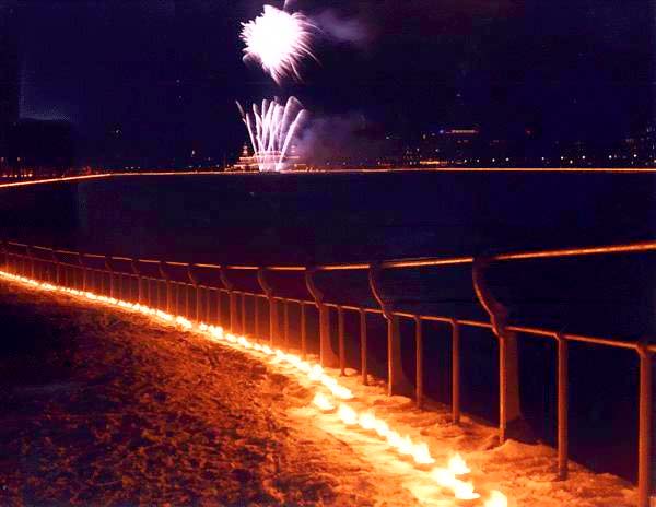 Peblingesøen, 10-12-1998. Lys i lotusblomster af papir. Ukendt fotograf.